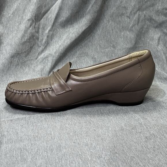 SAS Easier Loafers Clogs Shoes Womens Size 9.5 M Beige Leather Slip On Comfort - Picture 13 of 16